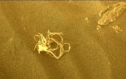 El misterioso objeto terrestre que el rover de la NASA descubrió en el suelo de Marte