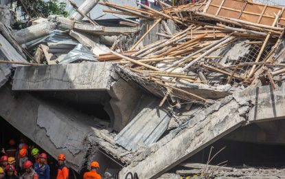 Se derrumbó una escuela en Indonesia mientras los estudiantes rezaban: un muerto y casi un centenar de heridos