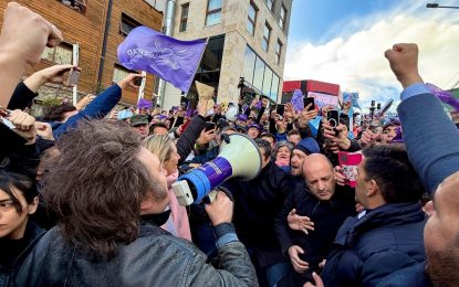 Milei arrancó la campaña en Ushuaia pero tuvo que suspender una caminata por una protesta de la UOM y el kirchnerismo
