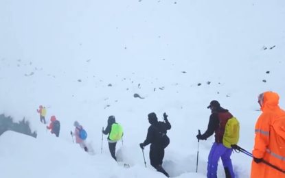 Monte Everest: rescatan a parte de los montañistas atrapados a casi 5.000 metros de altura pero cientos siguen varados