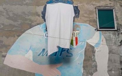 Taparon un icónico mural de Maradona en Nápoles y hay tensión entre comerciantes callejeros y las autoridades