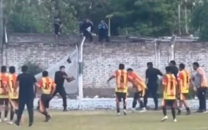 Escándalo en Salta: un policía sacó su arma y se enfrentó a los jugadores al final de un partido de fútbol