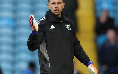 El Dibu Martínez iba a ser titular para Aston Villa pero se lesionó en la entrada en calor y encendió las alarmas en la Selección