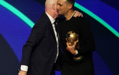 Scaloni y un acto de justicia: Infantino le pidió perdón y le dejó tocar la copa sin guantes