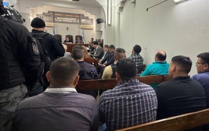 Juzgan a ocho guardias por torturar y matar a un preso: el fiscal no quiere acusarlos y hay polémica