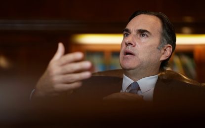 A contramano de Argentina, Uruguay lanza una ofensiva para desalentar el uso del dólar