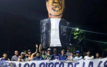Hinchas de Gimnasia y Esgrima La Plata quemaron un muñeco de Chiqui Tapia