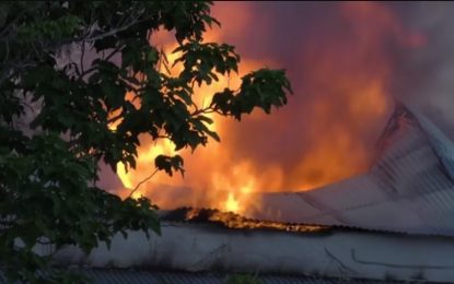 Un incendio arrasó un hotel repleto de turistas extranjeros en Uruguay: se tiraron por la ventana para escapar
