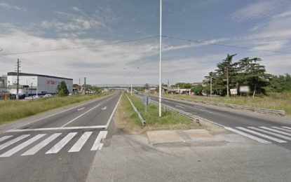 Manejaba un auto con pedido de secuestro, chocó y mató a un trabajador: está prófugo