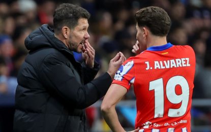 Diego Simeone bancó a Julián Álvarez tras su séptimo partido sin convertir: «Yo no veo que no corra»