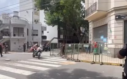 Accidente fatal frente a la casa de Cristina Kichner: un taxi atropelló a un peatón tras ser chocado por una moto robada