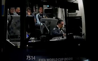 La Selección vuela hacia la Argentina sin Messi: la caminata solitaria de un Scaloni emocionado y una despedida triste