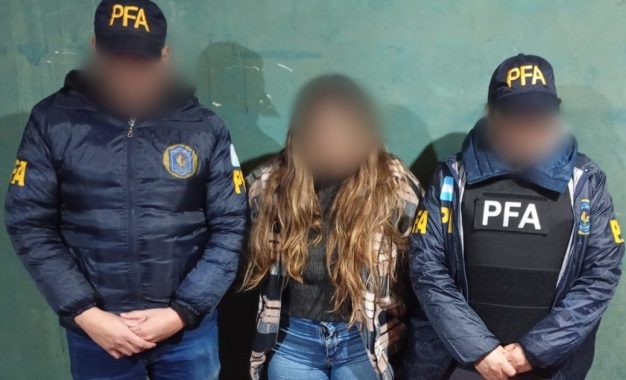 El viaje que despertó sospechas en Ezeiza y terminó con una mujer detenida por reclutar argentinos para combatir en Ucrania