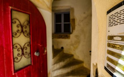 Horror en Francia: detuvieron a la mujer que tenía los restos de cinco bebés muertos dentro de una caja
