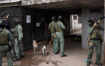 Operativo de seguridad en Fuerte Apache para encontrar al asesino de un policía: más de 20 allanamientos, drones y helicópteros
