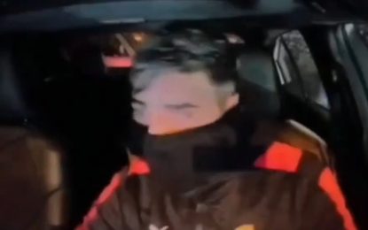 Robaron un auto y quedaron grabados por una cámara interna: nervios, un arma cargada y una alarma que no paraba de sonar