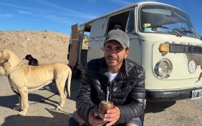 El argentino que viaja con un saxofón y dos perros: «No me sentía cómodo ni feliz con la vida. Ahí apareció la camioneta y decidí meterme en esta locura»