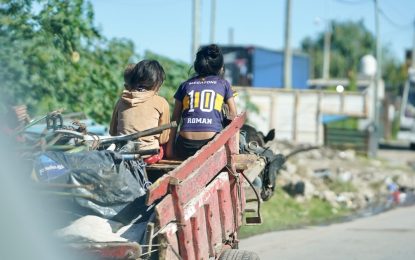 Casi el 45% de los menores de 14 años vive en hogares pobres y ya suman 4,2 millones