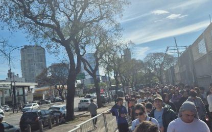 Otro papelón de la AFA: del milagro de comprar online a las colas eternas para retirar entradas para ver la Selección y reventa con custodia policial en otro estadio