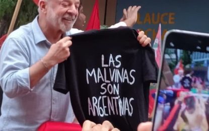 Lula Da Silva mostró una remera con la inscripción «Las Malvinas son argentinas» en un acto en el cierre de su campaña