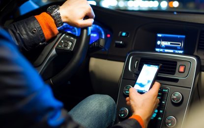 Francia quitará el permiso de conducir a quienes usen el celular mientras manejan: «El simple hecho de tener el teléfono en la mano conllevará la suspensión»