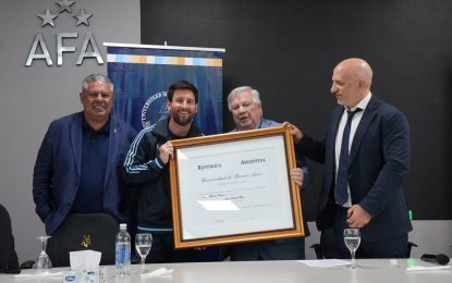 Lionel Messi recibió el doctorado Honoris Causa de la UBA, a pocas horas de su despedida de la Selección