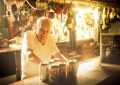Un abuelo de 103 años, veterano de la Segunda Guerra Mundial, mantiene su bar abierto desde hace 63 años con la ayuda de su hijastro: cómo vive el camarero más longevo del mundo