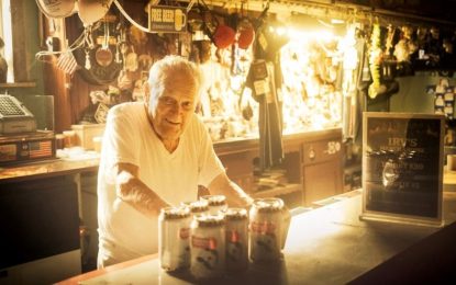 Un abuelo de 103 años, veterano de la Segunda Guerra Mundial, mantiene su bar abierto desde hace 63 años con la ayuda de su hijastro: cómo vive el camarero más longevo del mundo
