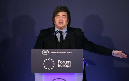Milei admitió que la economía se desaceleró y vinculó la suba del riesgo país con el contexto global