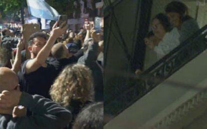 Charly García cumplió 75 años y cientos de fans lo celebraron en la puerta de su casa