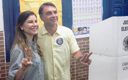 Brasil define a su presidente: Flávio Bolsonaro votó en Río de Janeiro y aseguró que «llegó el momento de cambiar»