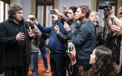 Se multiplican los repudios a los ataques de Milei contra la prensa: «La violencia institucional afecta a la democracia»