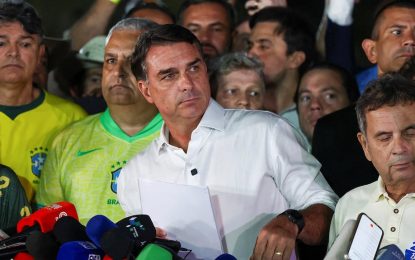Retienen un avión en Puerto Iguazú: sospechan que Flávio Bolsonaro planeaba viajar a Estados Unidos