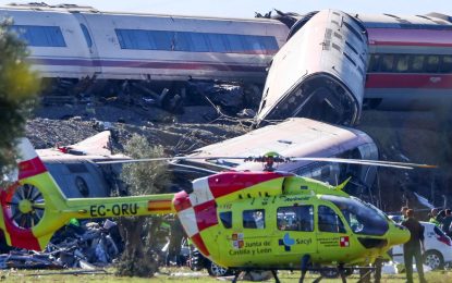 Choque de trenes en España: la cifra de muertos llega a 69, buscan restos con perros y hubo protestas contra el ministro de Transporte