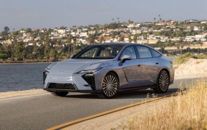Lexus lanzó en la Argentina la octava generación del sedán ES, en versiones híbrida y eléctrica