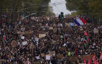 Más de 100.000 personas marcharon en París contra Macron y hubo 135 detenidos en el interior
