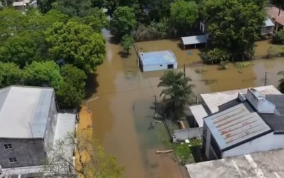 Inundaciones en Corrientes: el Paraná desbordó la costanera de Paso de la Patria y un adolescente está grave tras ser mordido por una cascabel