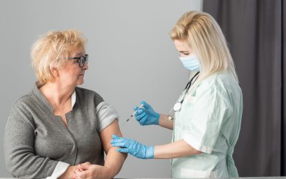 Una vacuna personalizada contra el cáncer redujo hasta un 58% el riesgo de recaída en melanoma