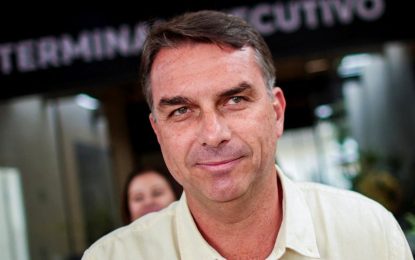 Flávio Bolsonaro dejó Brasil y viaja a Estados Unidos, donde pedirá asilo político, según Reuters y su partido