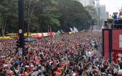 Brasil: Lula llenó la Avenida Paulista antes del balotaje, pero Flávio Bolsonaro amplía su ventaja en las encuestas
