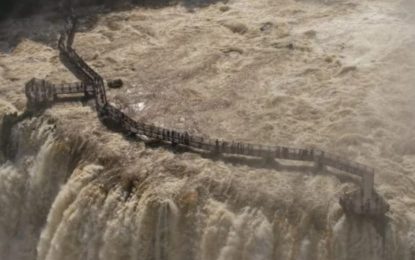 El caudal de las Cataratas del Iguazú se triplicó en menos de 48 horas y cerraron el Parque Nacional