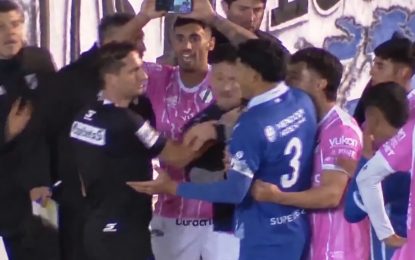 Escándalo en el Ascenso: le mostraron a Lamolina un penal en un celular y el árbitro asegura que no lo miró
