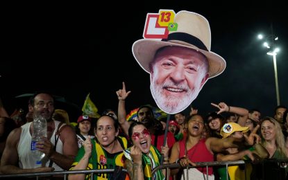 Brasil: Lula adelantó el pago del Bolsa Familia con aumento a una semana del balotaje y estalló la polémica con Bolsonaro