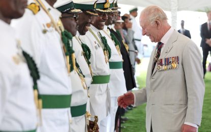 Carlos III inició una gira por el Caribe atravesada por reclamos sobre la esclavitud
