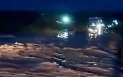 Temporal en Vaca Muerta: la correntada arrastró camionetas petroleras y la Ruta 5 quedó intransitable