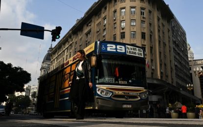 El Gobierno subirá los subsidios a los colectivos para evitar recortes de servicio y aumentos del boleto