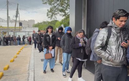 Diez cuadras de fila por un trabajo en Moreno: un bazar recibió más de 2000 currículums