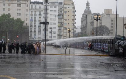 Incidentes al cierre de la Marcha Federal Universitaria: piedras, gases y balas de goma frente al Congreso, con diez efectivos heridos y 25 detenidos