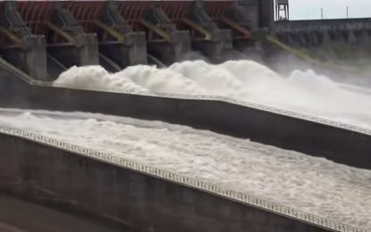 Itaipú abrió sus compuertas por la crecida del Paraná y prevé mantenerlas así hasta febrero